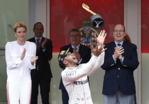 Formula One - Monaco Grand Prix - Monaco - 29/5/16. Mercedes F1 driver Lewis Hamilton celebrates after winning next to Prince Albert II of Monaco (R) and Princess Charlene. REUTERS/Eric Gaillard